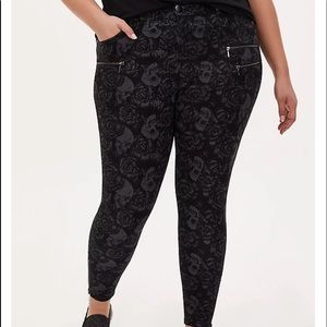 Torrid Black Floral Skull Ponte Multi Zip Skinny Ankle Pant